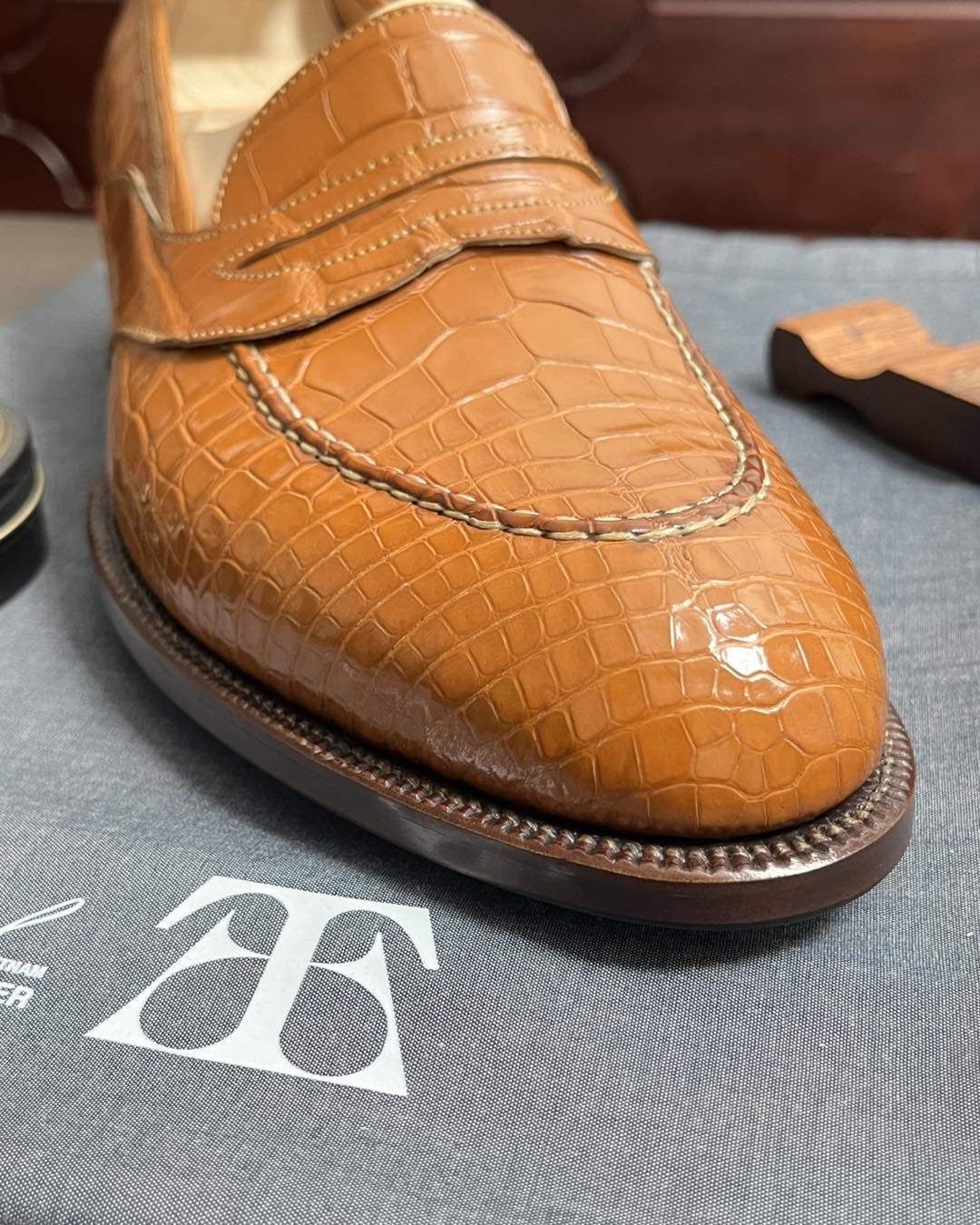 Elegal Croc-embossed Penny Loafer